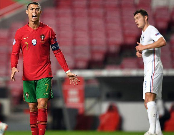  热那亚锋线双星默契连线，精妙配合撕破对手防线  