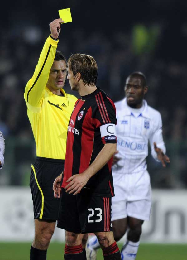  弗赖堡老将任意球世界波锁定胜局关键